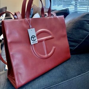 Médium oxblood telfar bag